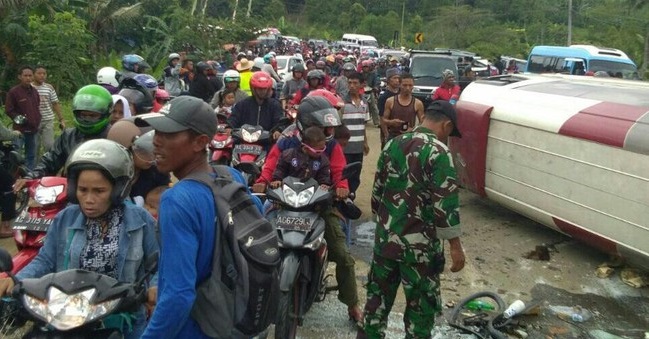 Bus yang terlibat kecelakaan di Pantai Gemah. (Foto: Istimewa)