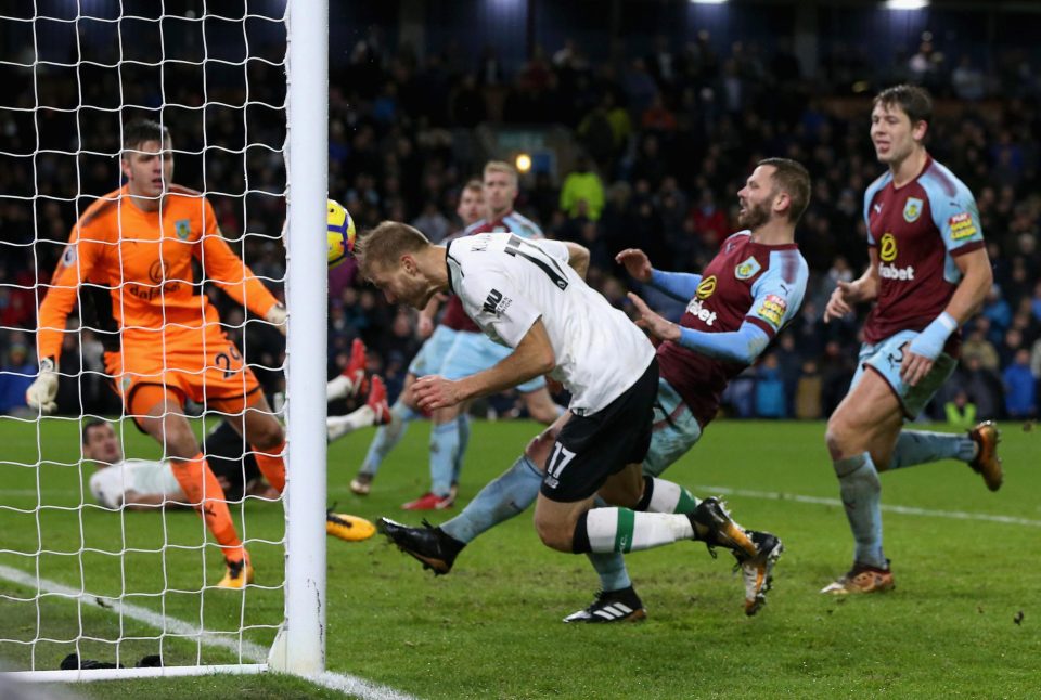 Pemain belakang Liverpool Klavan mencetak gol di masa injury time babak kedua.foto:gettyimage