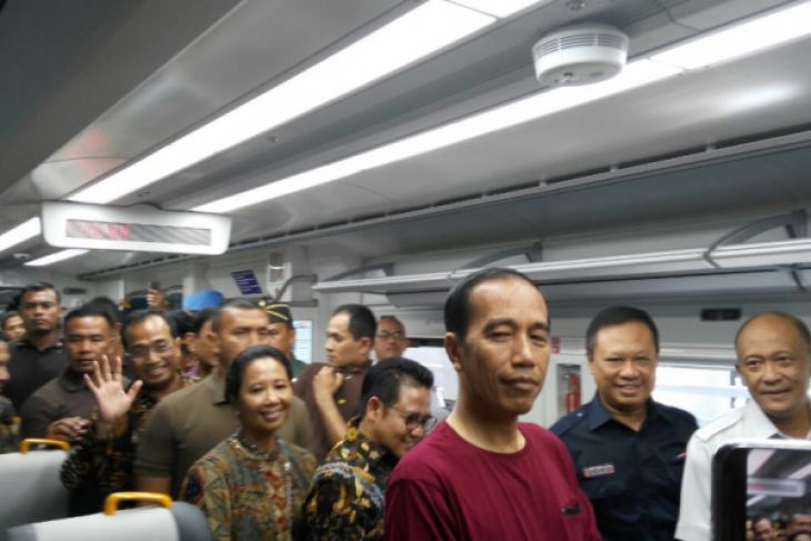 Presiden Joko Widodo dan sejumlah Menteri Kabinet Kerja antara lain Menhub Budi Karya Sumadi dan Menteri BUMN Rini Soemarno mencoba menaiki Kereta Api Bandara Soekarno Hatta dari Tangerang Banten menuju Terminal Sudirman Baru Jakarta, Selasa, 2 Januari 2018 (Foto; Antara)