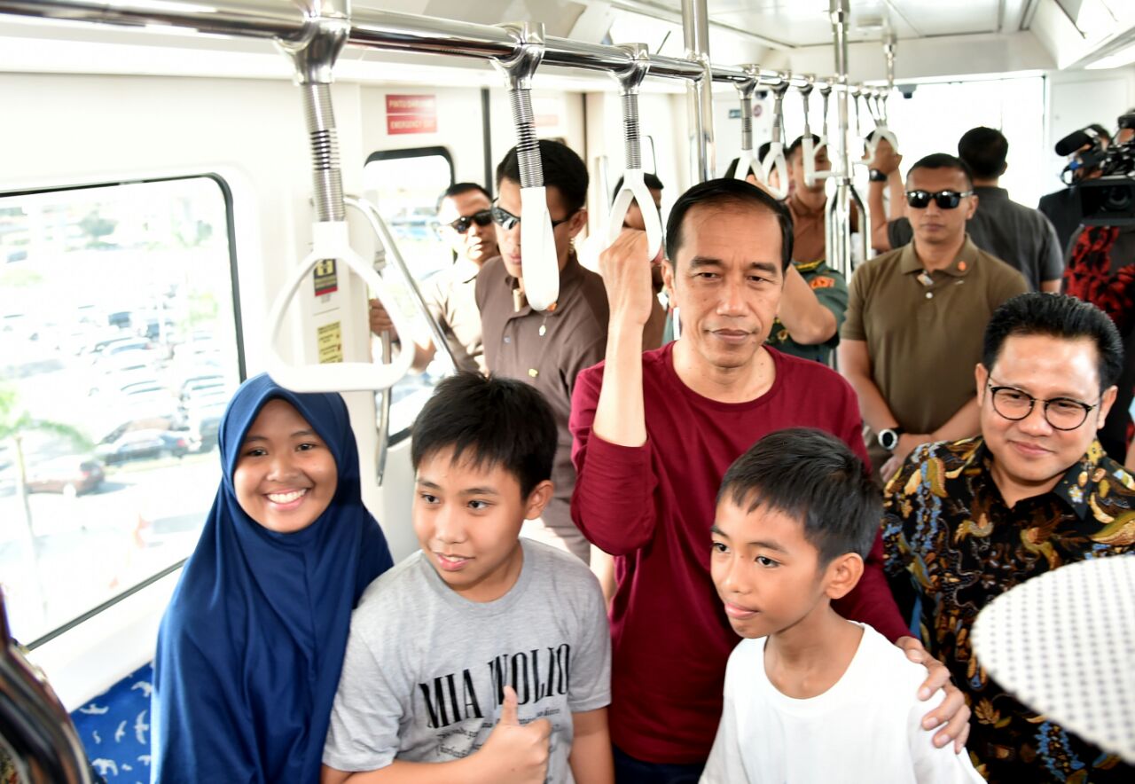 Presiden pun menjajal bergelantungan di kereta. Foto:Istimewa