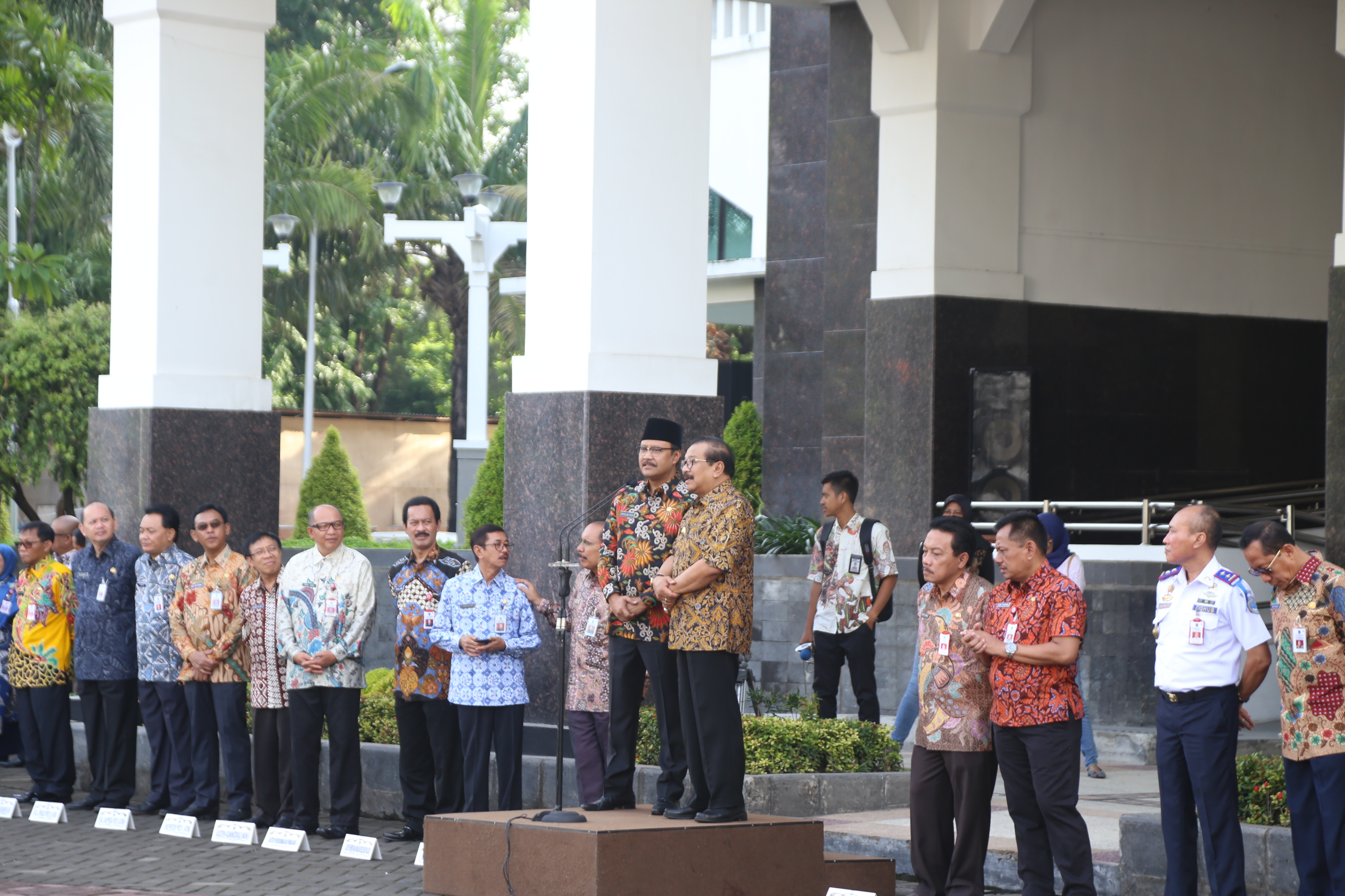 Gubernur dan Wakil Gubernur Jatim saat Apel Pagi Awal Tahun 2018 di Halaman Kantor Gubernur Jatim Jl. Pahlawan No 110 Surabaya, Selasa, 2 Januari 2017