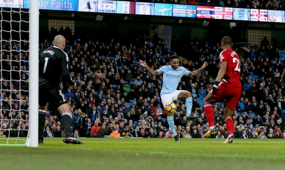 Aksi Raheem Sterling menuntaskan umpan crossing membobol gawang Watford.foto;EPA