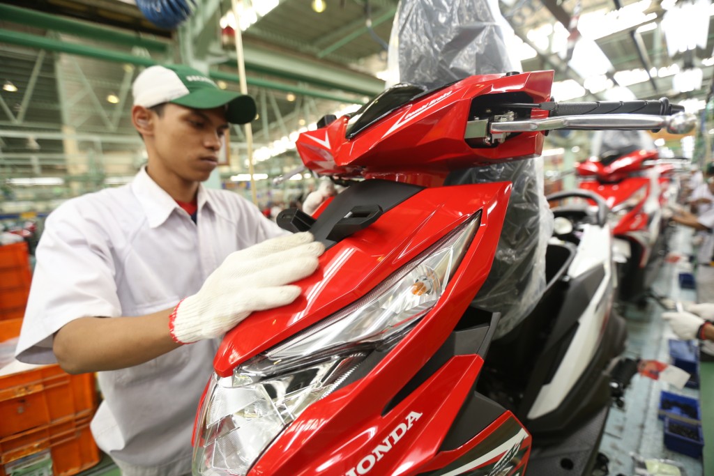 Seorang pekerja sedang merakit New Honda BeAT eSP. (Foto: AHM)