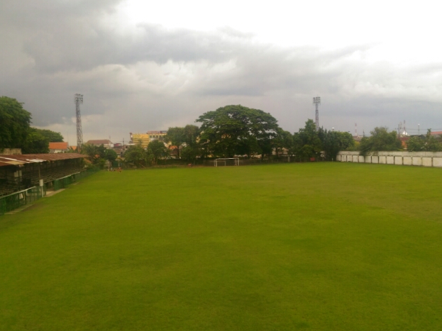 Kondisi terbaru Lapangan Karanggayam di belakang Stadion Gelora 10 November sudah lebih baik. Namun Persebaya tetap belum memakainya. Foto:ngopibareng.id 