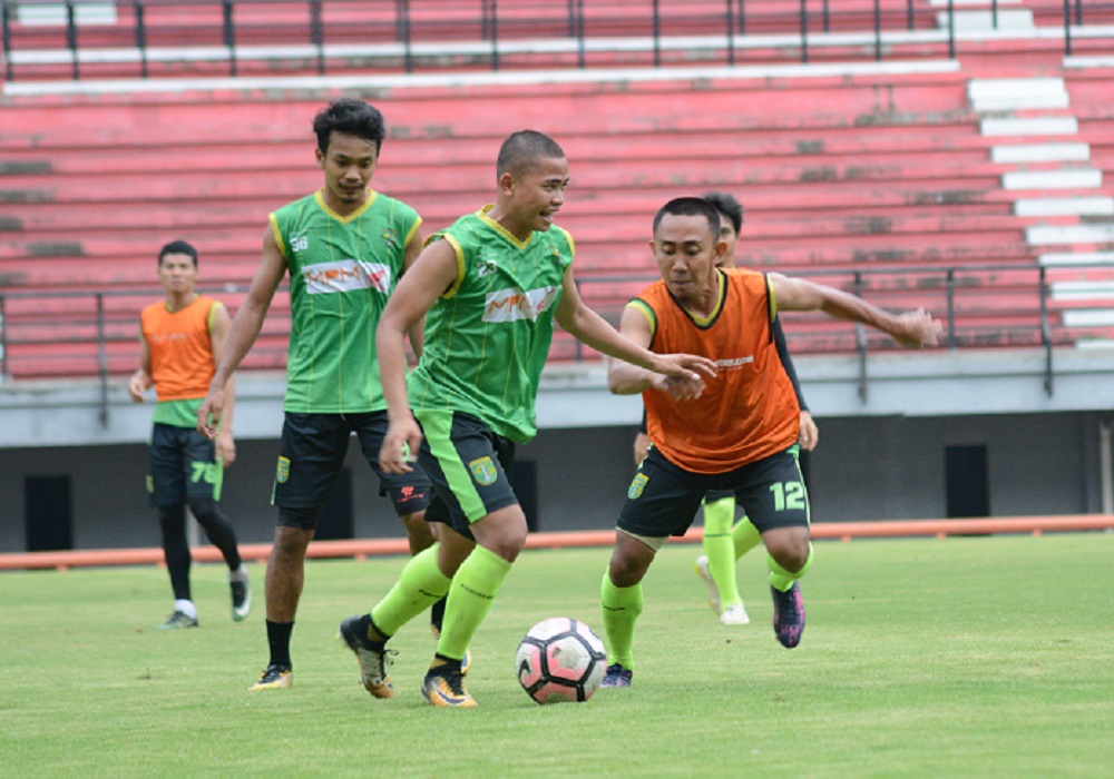 Pemain Persebaya Surabaya, saat menggelar latihan di Gelora Bung Tomo. (foto: hrs/ngopibareng)