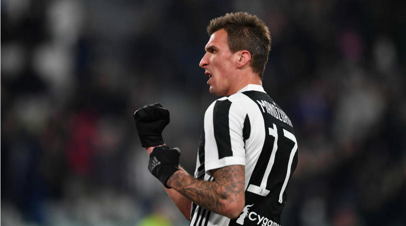 Aksi penyerang JuventusMario Mandzukic usai membobol gawang Torino dalam babak perempatfinal Coppa Italia. foto:afp