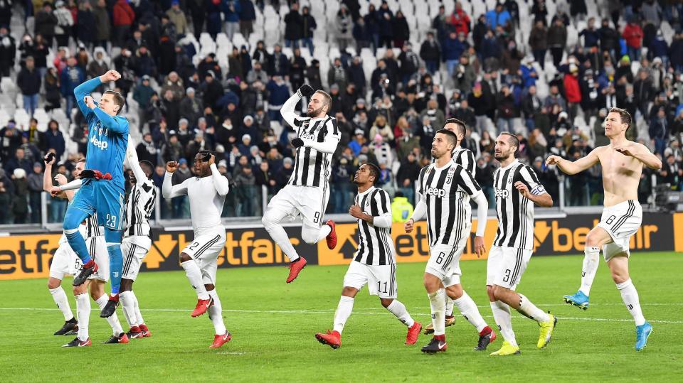 Selebrasi pemain Juventus usai menyingkirkan Torino di perempatfinal Coppa Italia. foto:EPA