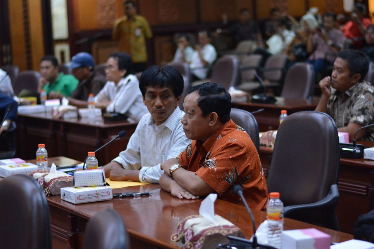 Kabid Sarpras Edi Santoso (putih)  bersama Kadispora Surabaya,  Afghani saat mengikuti rapat koordinasi bersama DPRD Surabaya. (foto: hrs/ngopibareng)