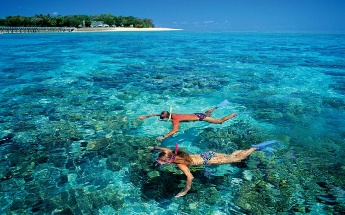 Birunya laut Bintan sungguh menggoda iman, siapa yang tahan untuk tidak menyelam? foto:google