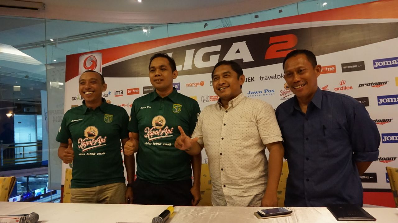 Manajemen Persebaya (kiri) bersama manajemen Persigo Semeru FC. (foto: ngopibareng) 