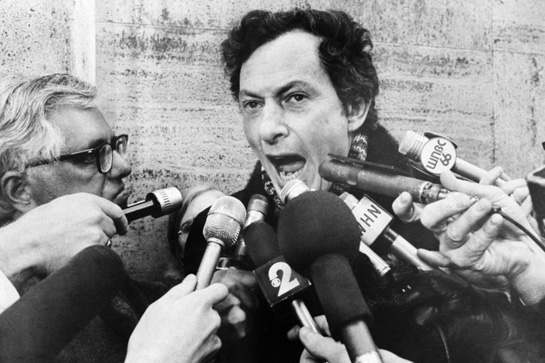 Clifford Irving penulis novel The Hoax yang akhirnya dipenjara 17 bulan karena menulis cerita bohong otobiografi seorang milyarder yang bernama Howard Hughes.