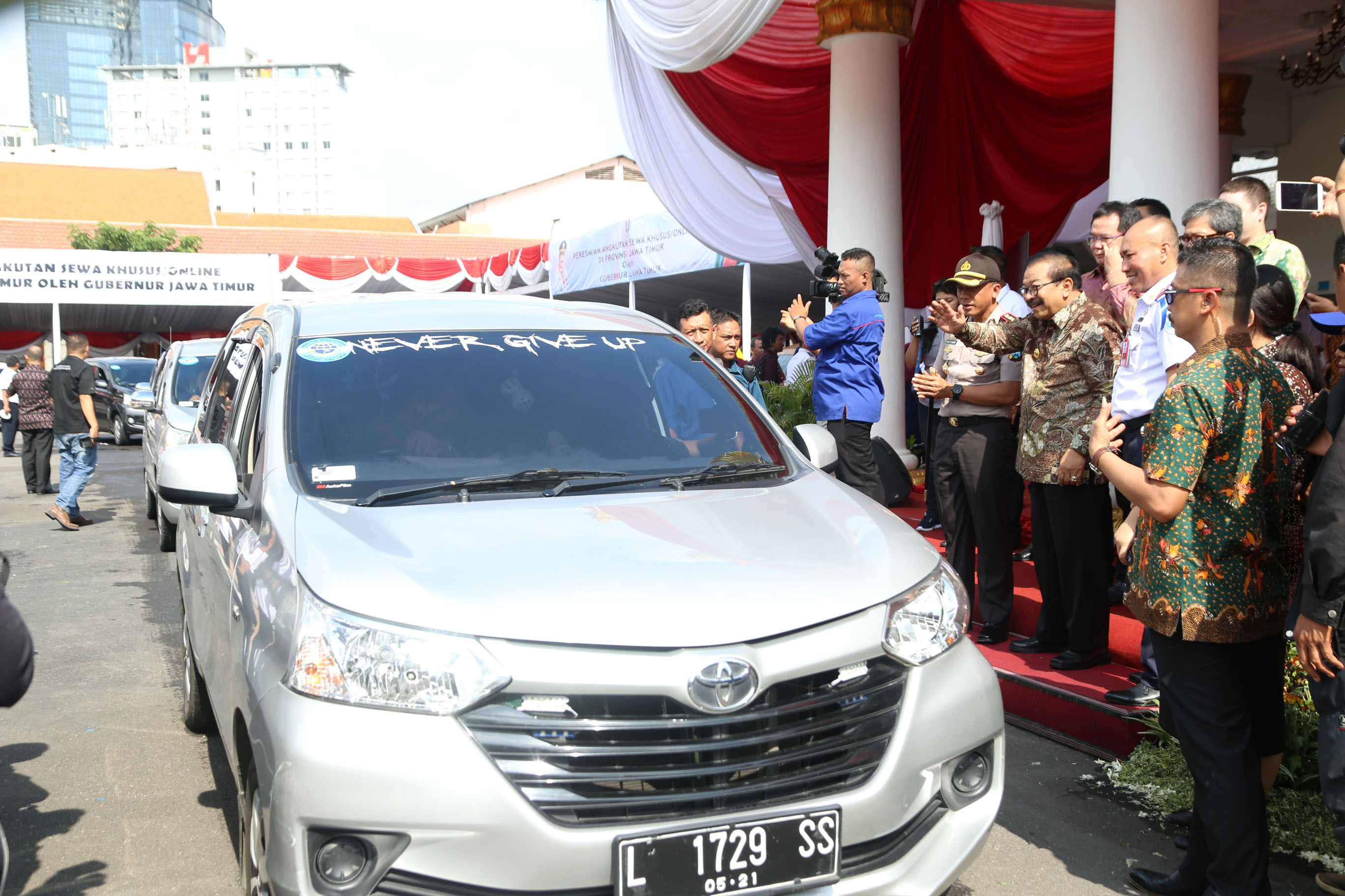 Gubernur Soekarwo ketika meresmikan angkutan online di Gedung Negara Grahadi, Kamis (4/1). (Foto : Humas Jatim)