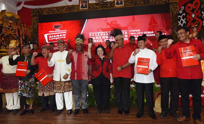  Ketua Umum PDIP Megawati Soekarnoputri (tengah) mengangkat tangan bersama bakal calon gubernur dan wakil gubernur yang diusung PDIP di Jakarta, Kamis  4 Januari 2018. PDIP secara resmi mengusung Djarot Saiful Hidayat (paling kanan) sebagai Bacagub Sumatera Utara, pasangan Jhon Wempi dan Habel Melkias Suwae sebagai bacagub-cawagub Papua, pasangan Herman Hasan Nusi dan Sutono sebagai bacagub-cawagub Lampung, pasangan Abdul Ghani Kasuba dan M Al Yasin Ali sebagai bacagub-cawagub Maluku Utara dan pasangan Tuan Guru Haji Ahyar Abduh dan Mori Hanafi sebagai bacagub-cawagub Nusa Tenggara Barat. (akbar nugroho/antara)