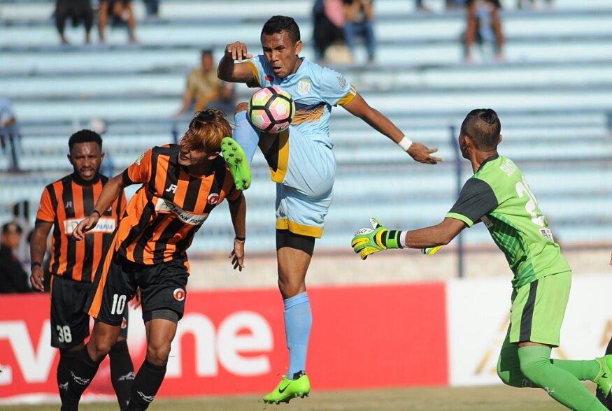 Taufik Kasrun saat menjabat ban kapten Persela musim lalu. foto:ngopibareng.id/tom