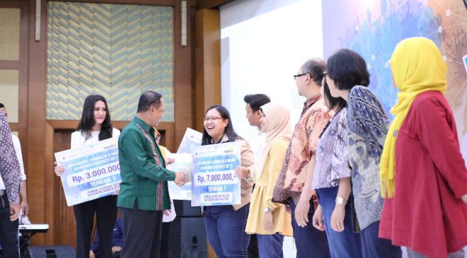 Menteri Riset, Teknologi, dan Pendidikan Tinggi (Menristekdikti) Mohamad Nasir saat memberikan Anugerah Jurnalis dan Media Kemenristekdikti, sebagai bentuk apresiasi. (Foto: Istimewa)