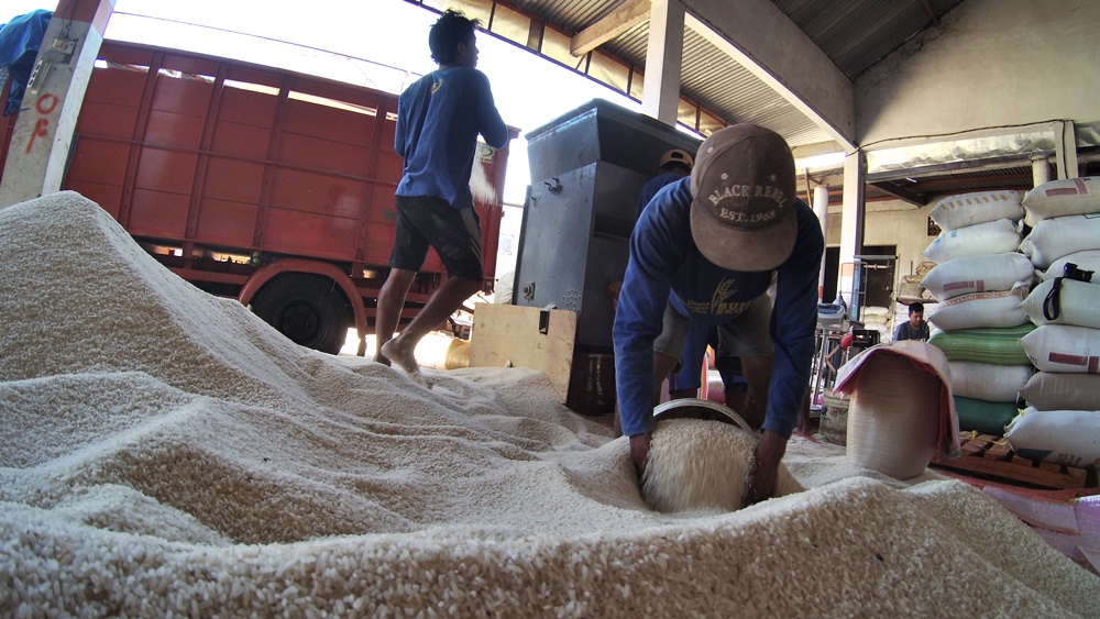 Suasana di penggilingan padi. (Foto : Antara)