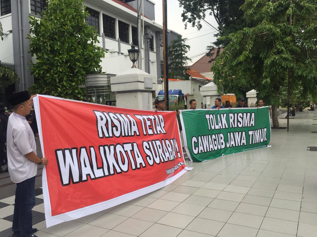 Tujuh orang berunjuk rasa minta Risma tetap di Surabaya, di depan Balai Kota Surabaya, Jumat, 5 Januari 2018. (Foto: frd/ngopibareng.id)