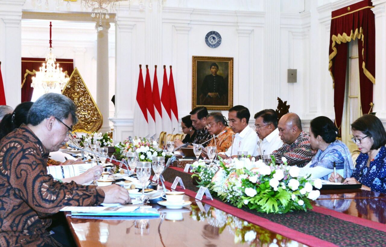 Kepala Negara saat menggelar rapat terbatas dengan sejumlah Menteri Kabinet Kerja pada Jumat, 5 Januari 2018, di Istana Merdeka Jakarta. (Foto: Biro Pers Setpres)