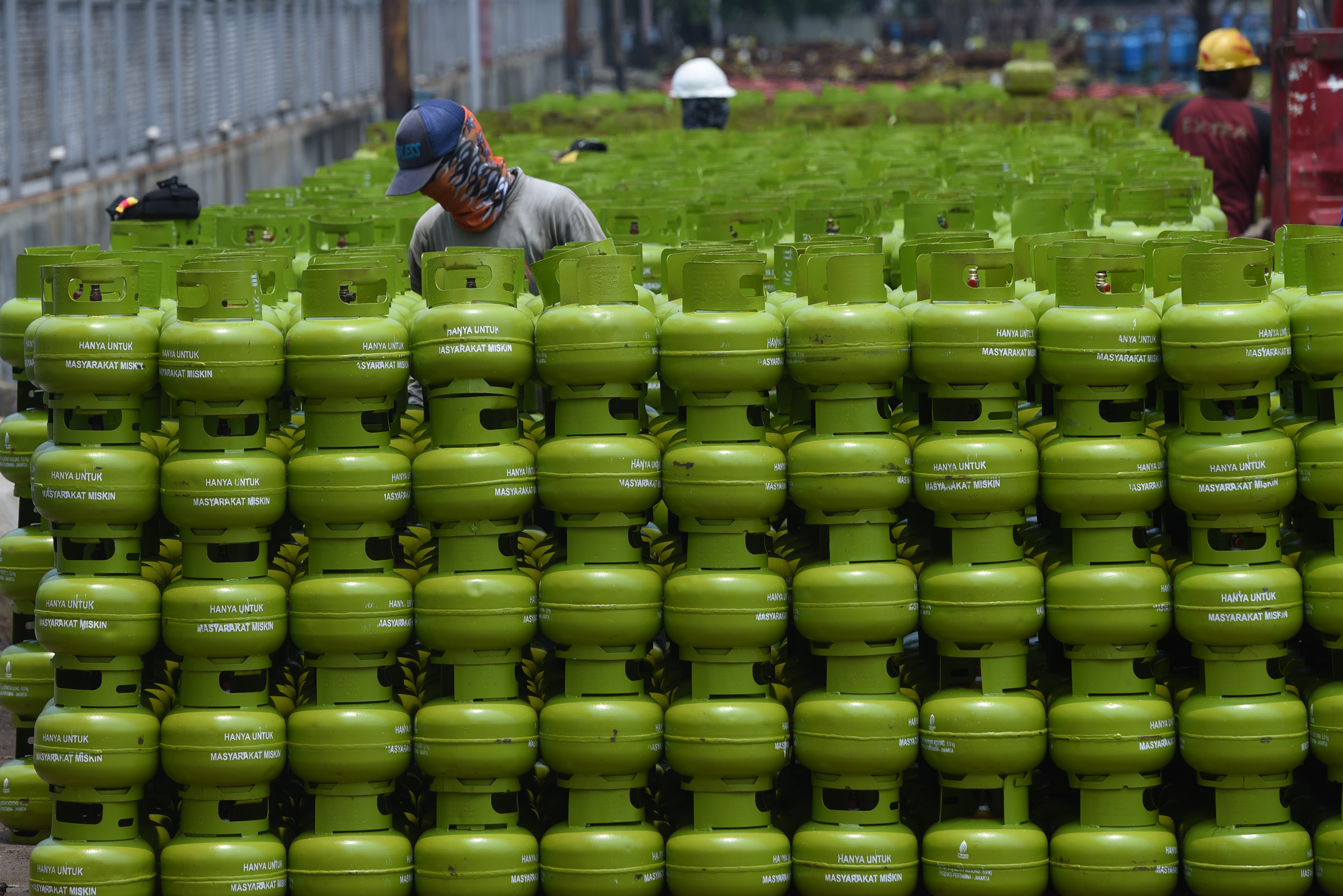 Pekerja menata tabung gas elpiji 3 kilogram di Depot and Filling Station LPG Pertamina. (Foto: ANTARA FOTO/Hafidz Mubarak A)