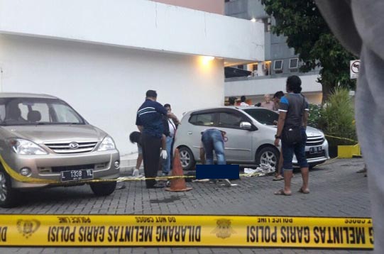 Polisi sedang melakukan olah TKP di lokasi parkir Apartemen Puncak Permai Surabaya. foto:ngopibarend.id