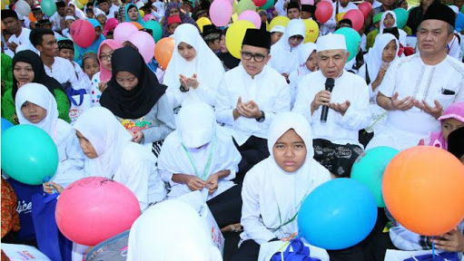 Abdullah Azwar Anas berdoa diantara anak yatim. (Foto : Istimewa)