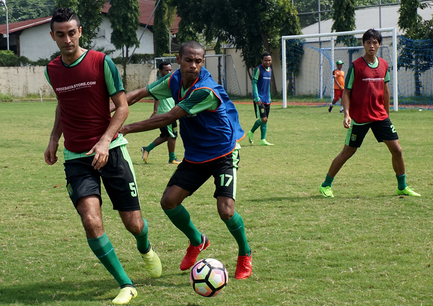 Otavio Dutra (kiri) sudah mengikuti latihan dengan suad Persebaya di Lapangan Polda Jatim, Sabtu 6 Januari 2018. (foto: hrs/ngopibareng)