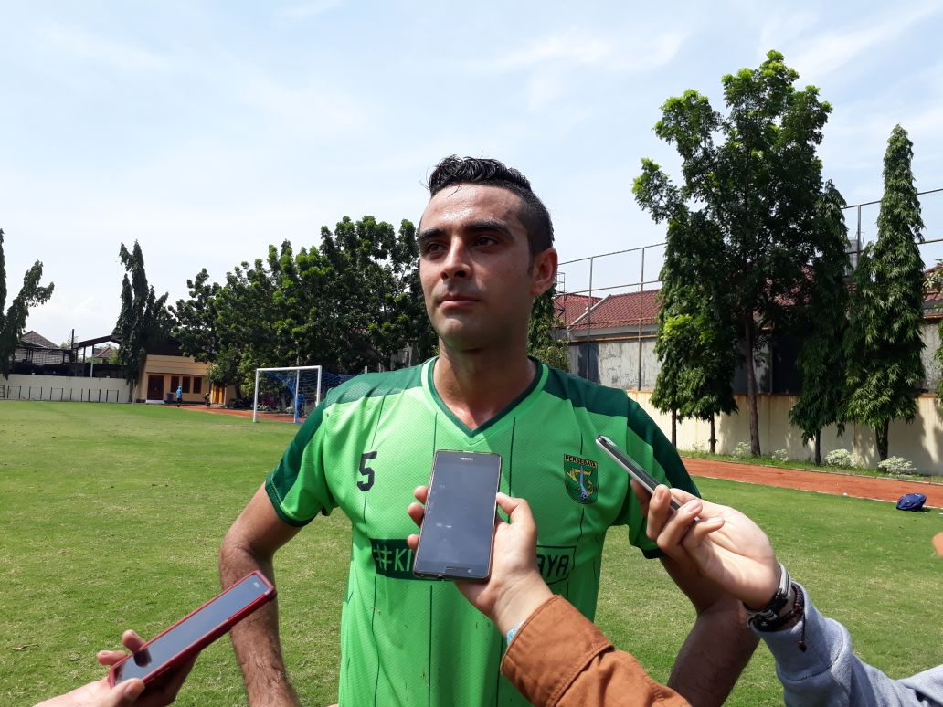 Otavio Dutra usai latihan perdana dengan Persebaya. (foto: hrs/ngopibareng)