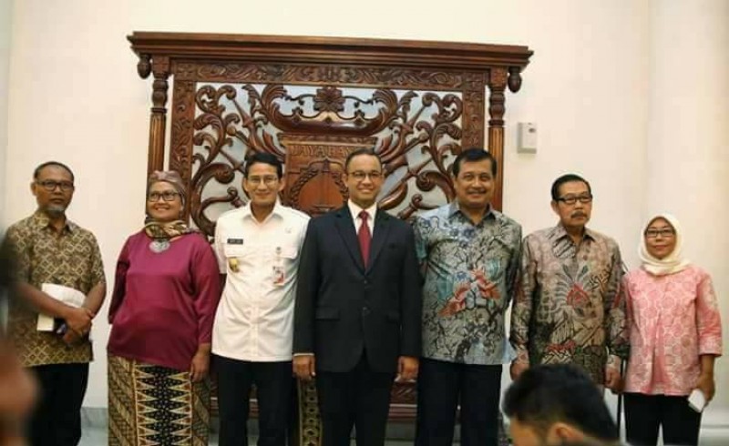 Gubernur DKI Anies Baswedan dan wakilnya Sandiaga Uno foto bersama anggota KPK DKI Jakarta yang diketuai Bambang Widjojanto (paling kiri), usai pelantikan hari Rabu 3 Januari 2018 di Balai Kota Jakarta. (foto: istimewa)