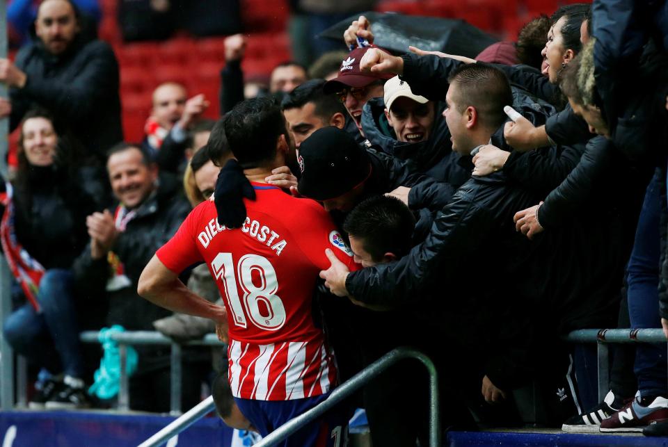 Pemain Atletico Madrid, Diego Costa saat melakukan selebrasi yang berujung kartu merah. foto:reuters