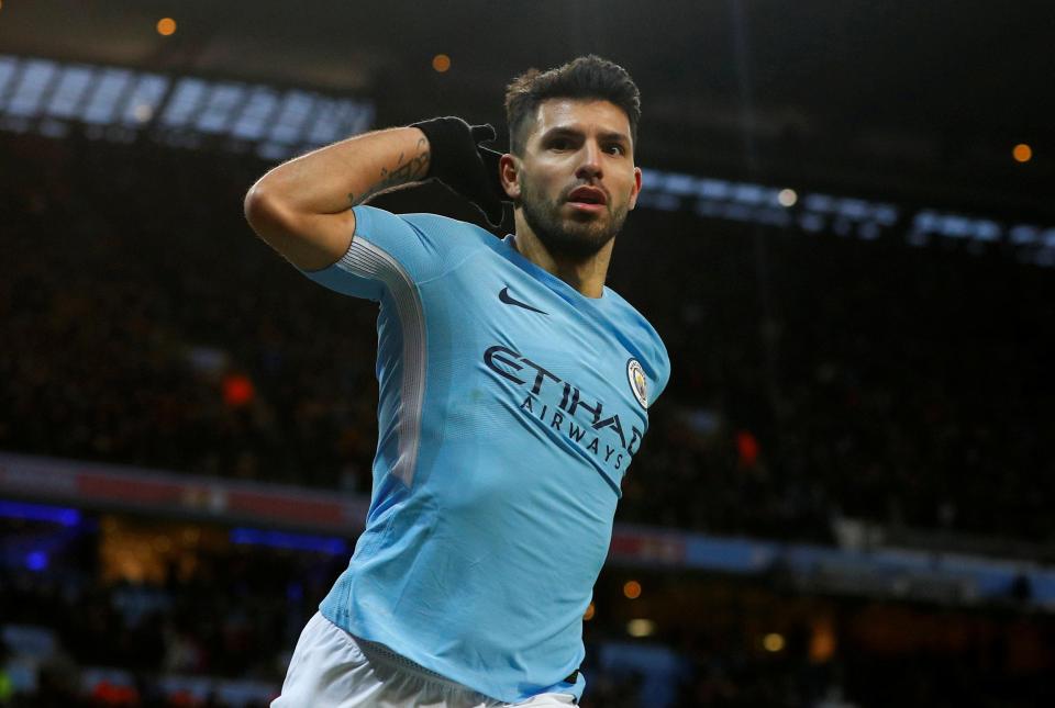 Gaya Aguero usai mencetak dua gol dalam tempo dua menit ke gawang Burnley di ajang Piala FA, dini hari tadi. foto:reuters