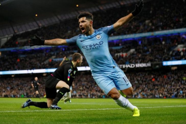 Kun Aguero, usai mencetak goal. (foto: Twitter)