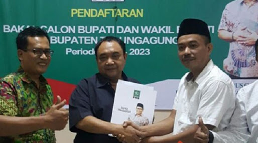 Margiyono saat mendaftar di kantor DPC PKB Tulungagung. (Foto : Antara)