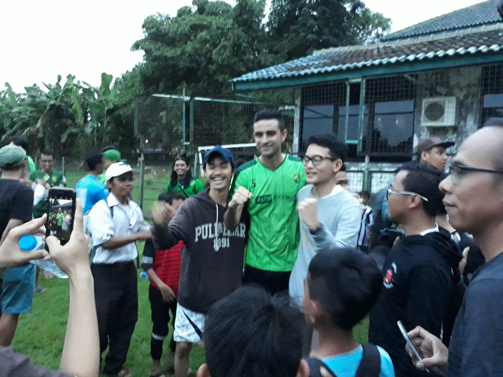 Otavio Dutra saat diserbu suporter Persebaya usai latihan di lapangan Karanggayam, Minggu 7 Januari 2018. (foto: ngopibareng)