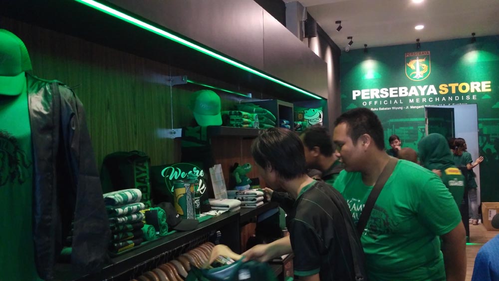 Baru dibuka, gerai Persebaya Store sudah diserbu bonekmania, Minggu 7 Januari 2018. foto:ngopibareng.id 