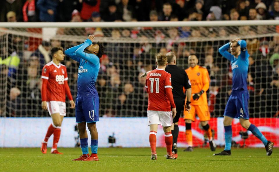 Pemain Arsenal tak percaya harus tersingkir di babak ketiga Piala FA setalah kalah dari tim kasta kedua, Nottingham Forest. foto:reuters