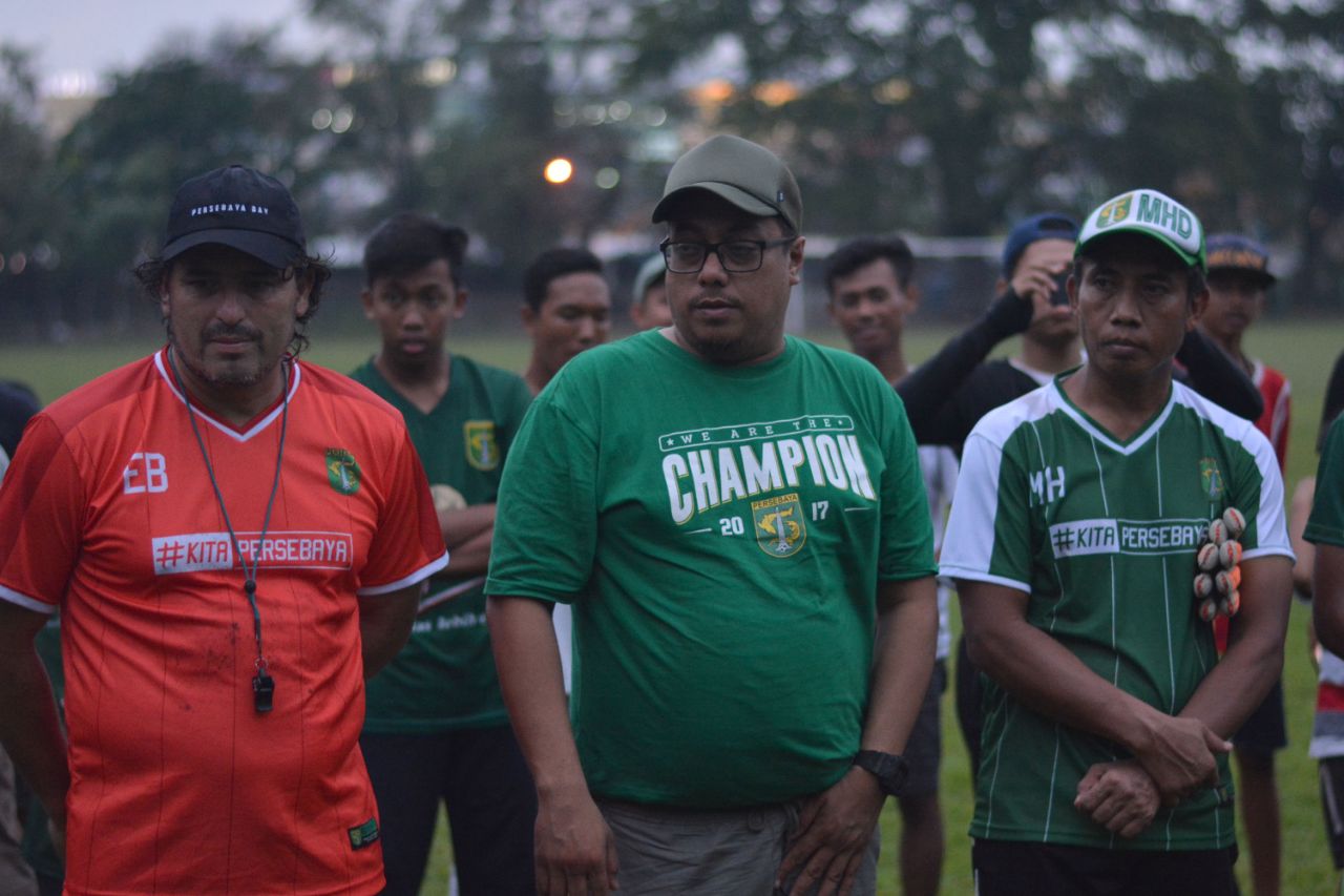 Manajer Persebaya, Choirul Basalamah (tengah) menyatakan timnya gagal mendapatkan pemain asing asal Argentina. (foto: hrs/ngopibareng)