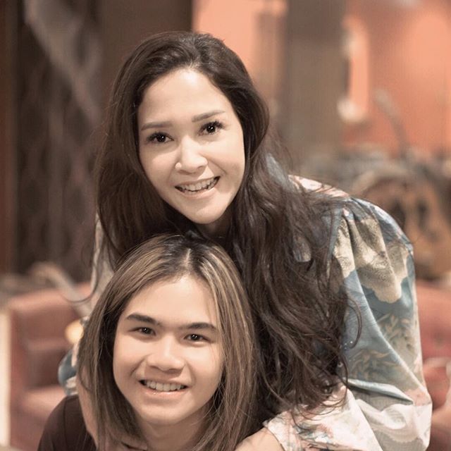 Maia Estianty dan putra sulungnya, Dul Jaelani. (instagram @maiaestiantyreal)