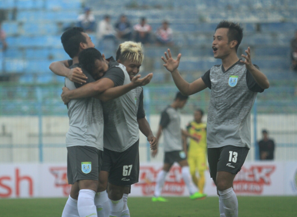 Pemain Persela merayakan gol kedua ke gawang Kedah FA di Turnamen Suramadu Super Cup 2018, petang tadi. Foto:ngopibareng.id/tom