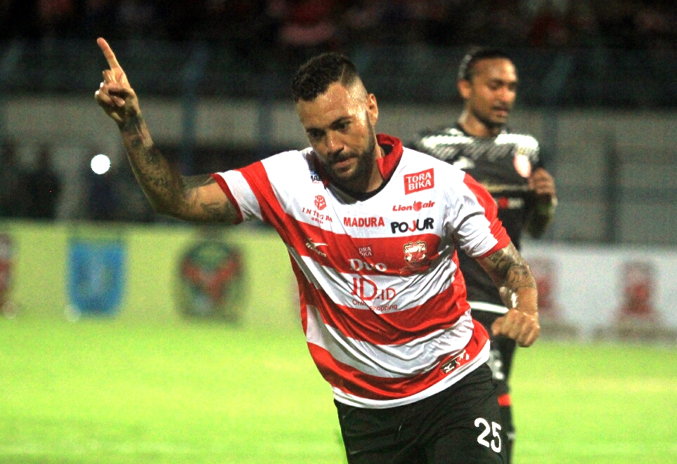 Selebrasi striker Madura United, Marcel Sarcamneto usai membobol gawang Persija lewat tendangan penalti, tadi malam. foto:ngopibareng.id/tom