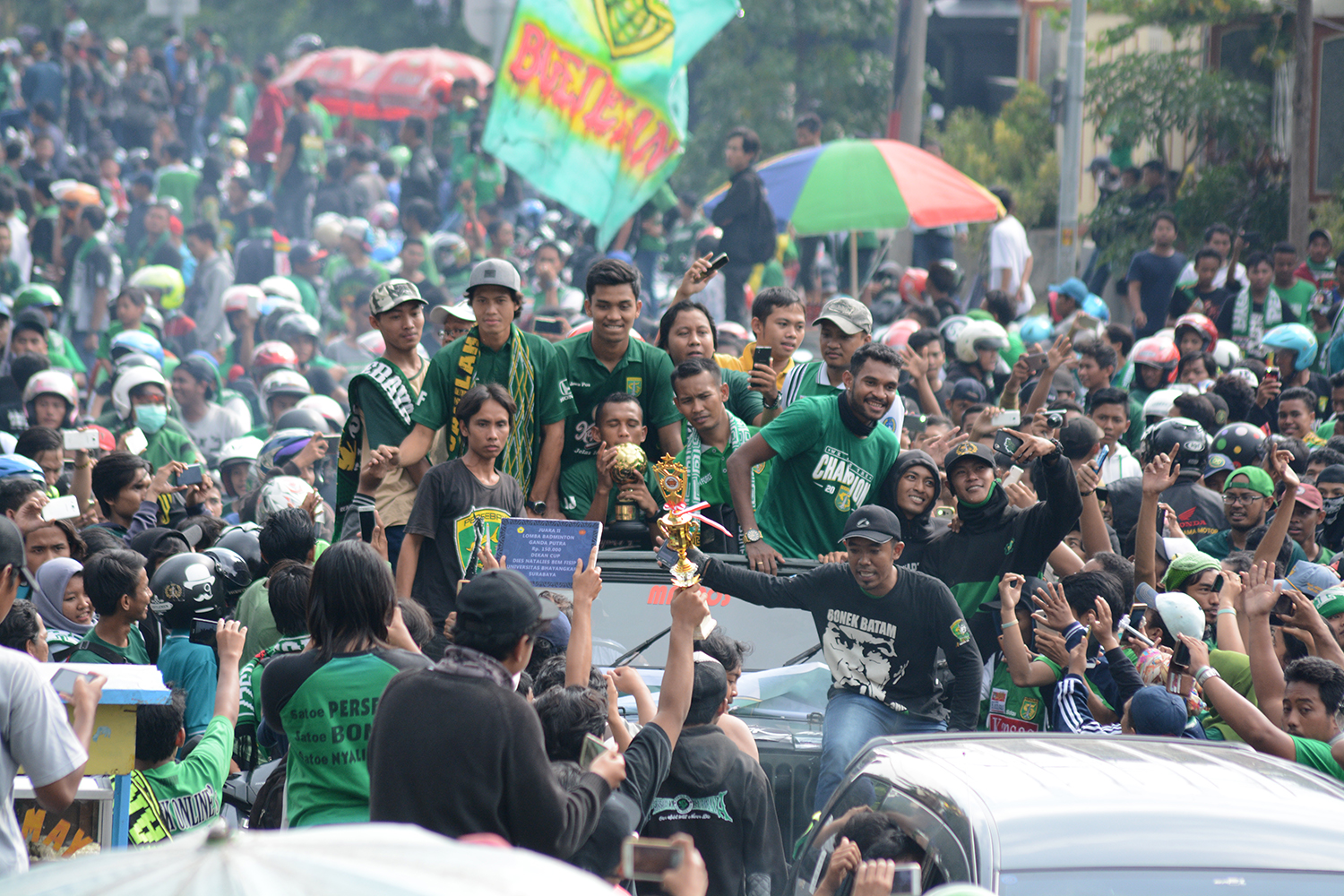 Persebaya saat pesta kemenangan Liga 2. (foto: hrs/ngopibareng)