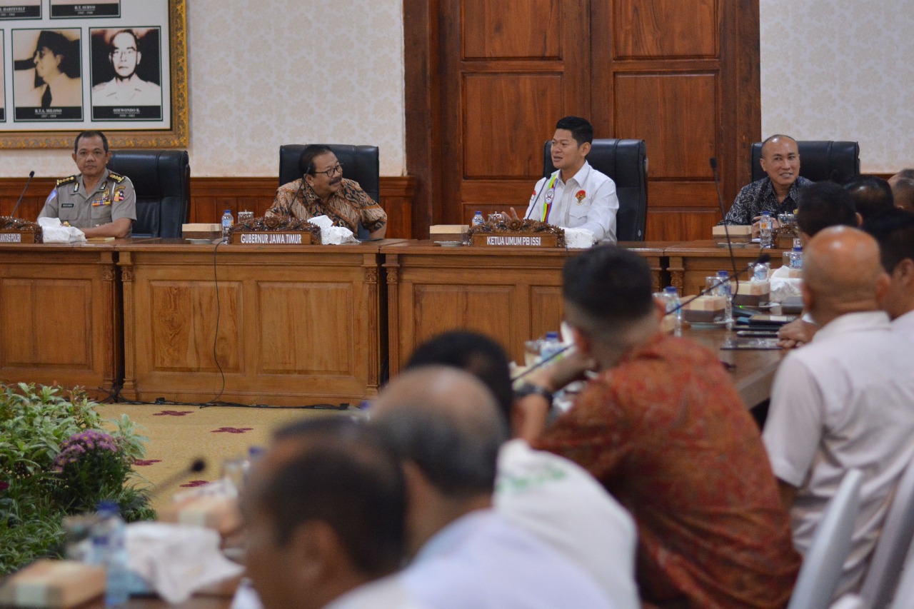 Ketua Umum PB ISSI, Raja Sapta Oktohari (dua dari kanan) saat rapat koordinasi ajang balap sepeda Tour de Indonesia 2018 di Grahadi, Selasa 9 Januari 2018. (foto: hrs/ngopibareng)