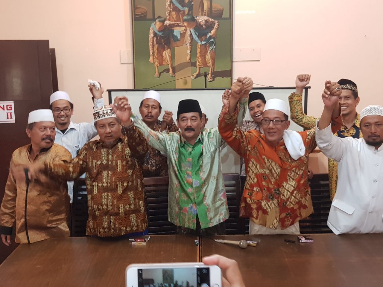 Perwakilan Kiai Kampung ketika menyatakan setia mendukung Gus Ipul. (Foto : ngopibareng.id)