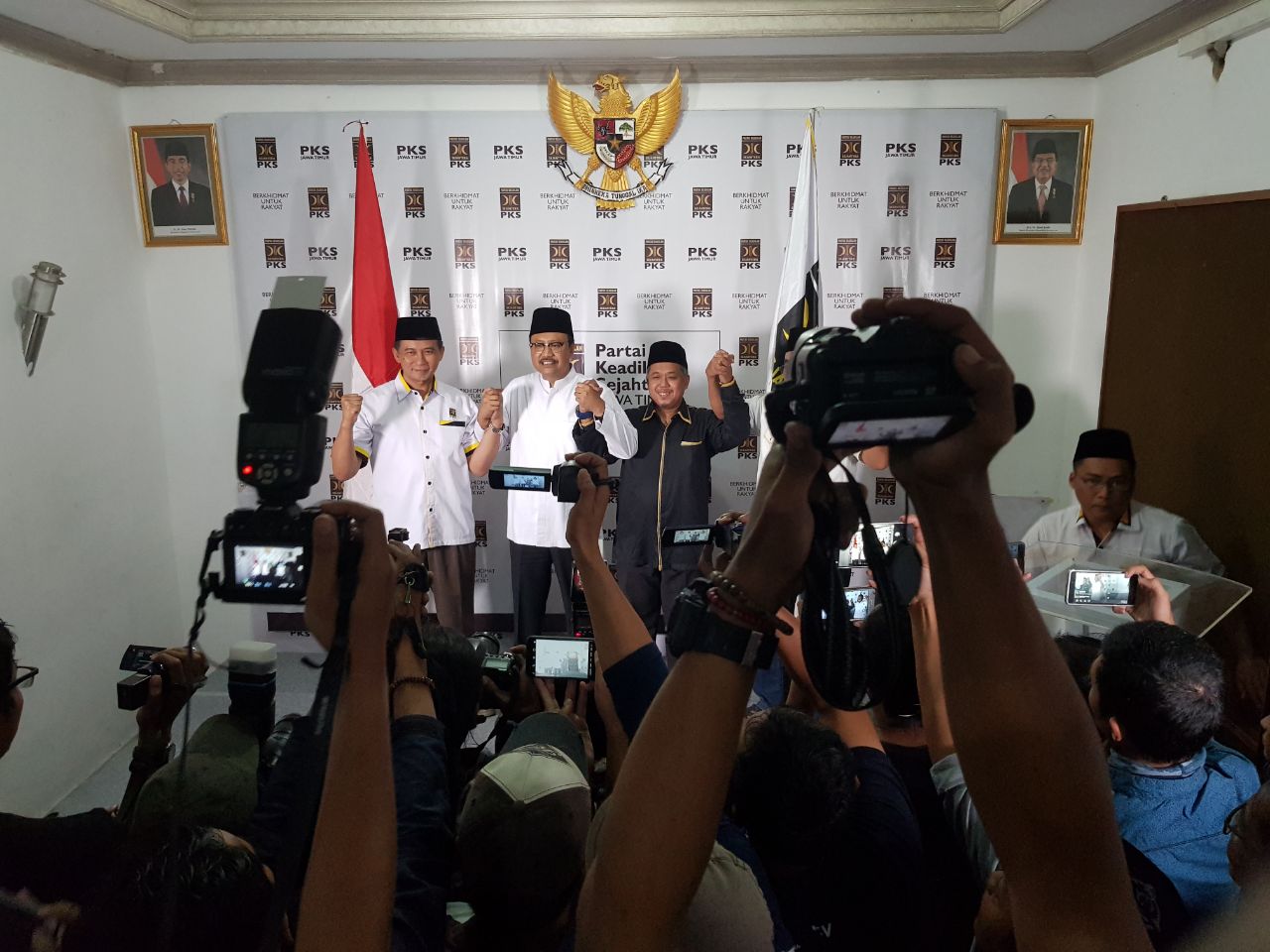 Para pengurus PKS Jatim bersama Cagub Saifullah Yusuf. (Foto : ngopibareng.id)