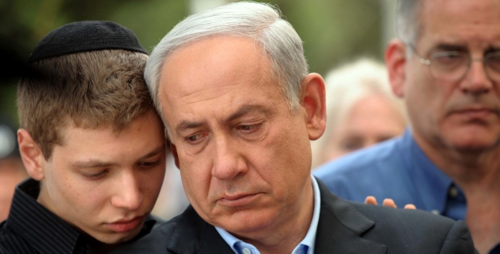 Yair Netanyahu (kiri) bersama ayahnya. (Foto: Times)