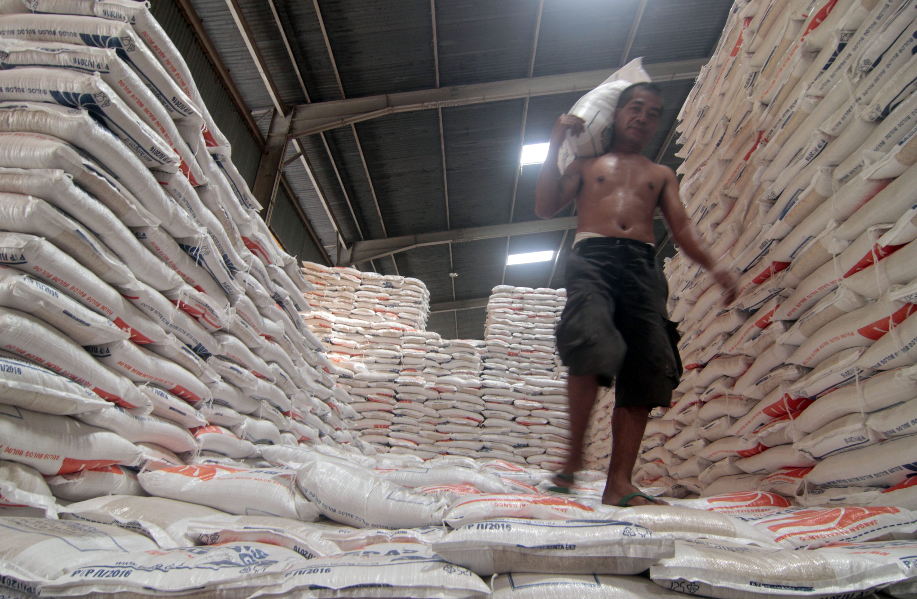 Seorang buruh mengangkut beras di gudang Bulog DIY, Kalasan, Sleman. (Foto: ANTARA FOTO/Regina Safri)