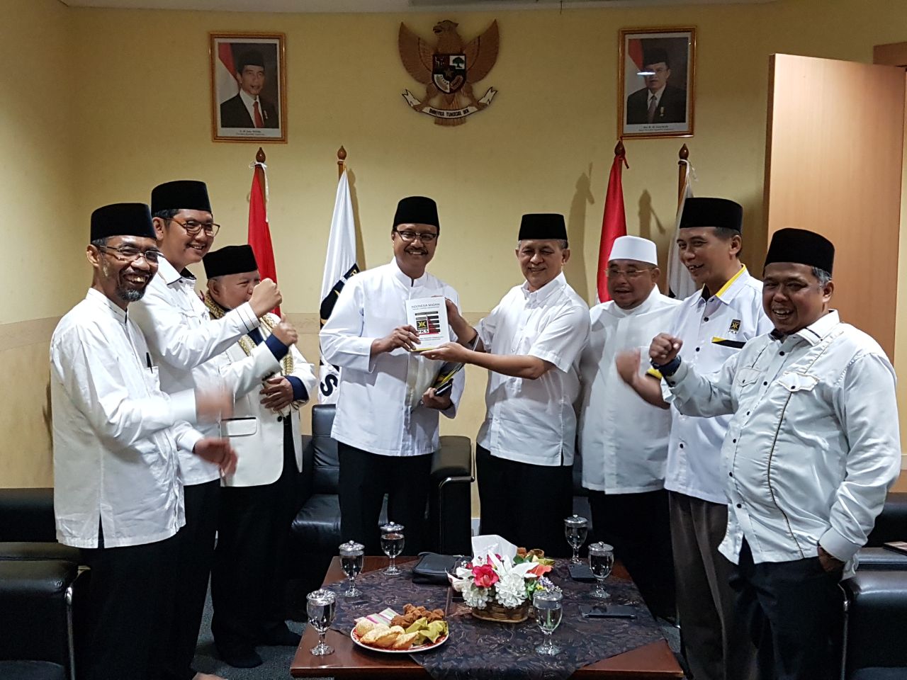 Gus Ipul bersama dengan pengurus teras DPP PKS di kantor DPP PKS di jakarta. Pagi ini Gus Ipul menerima surat dukungan daru DPP PKS. (Foto; Dokumentasi)