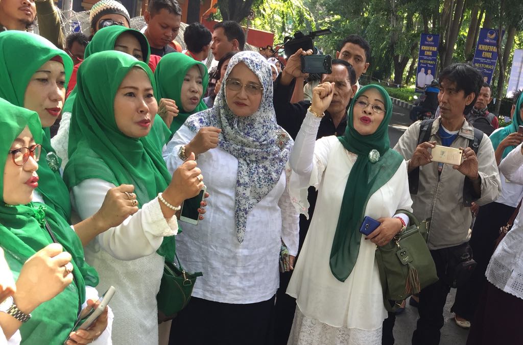 Sejumlah Ibu-ibu mengatasnamakan PC Muslimat NU Surabaya siap menghantarkannKhofifah mendaftarkan diri di KPU Jatim, Rabu 10 Januari 2018. (Foto: farid/ngopibareng.id)