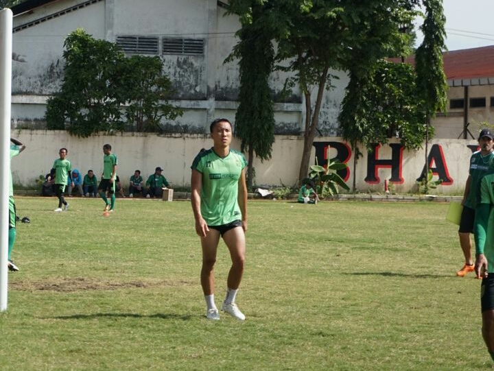 Mantan pemain Persija Jakarta, Arthur Irawan saat mengikuti trial bersama Persebaya, di Lapangan Polda Jatim, pagi tadi. (foto: hrs/ngopibareng)