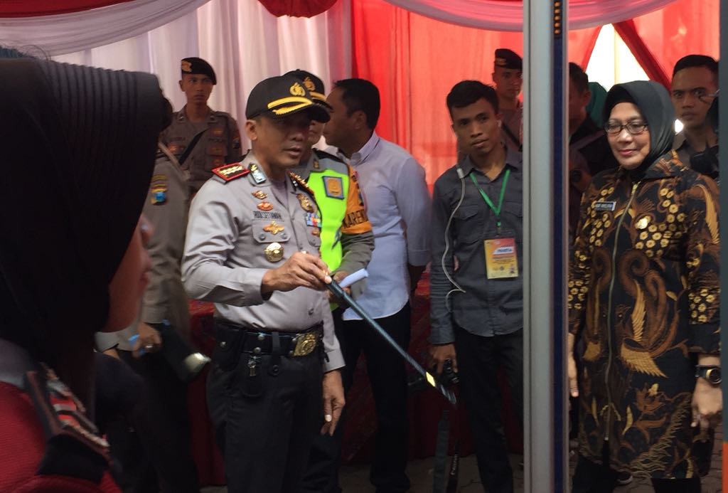 Kapolrestabes Surabaya, Kombes Pol Rudi Setiawan meninjau langsung pengamanan di seputar Kantor KPU Jatim dibilangan Tenggilis, Surabaya, Rabu, 10 Januari 2018. (Foto: farid/ngopibareng.id)