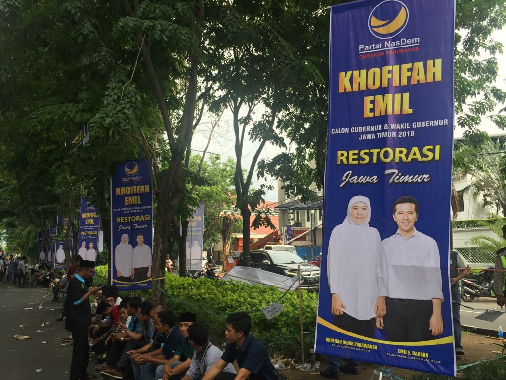 Puluhan baliho dan spanduk bergambar Khofifah Indar Parawansa dan Emil Dardak terpasang di sepanjang jalan Tenggilis Mejoyo, Surabaya, Rabu, 10 Januari 2017. (Foto: farid/ngopibareng.id)